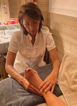 Isabelle Nguien est certifié en réflexologie et a suivi plusieurs formations professionnelles dans le domaine du bien-être