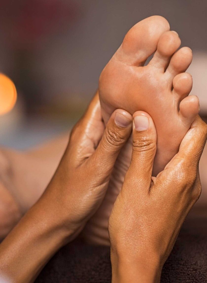 massage des pieds, la réflexologie est une thérapie naturelle pour gérer le stress